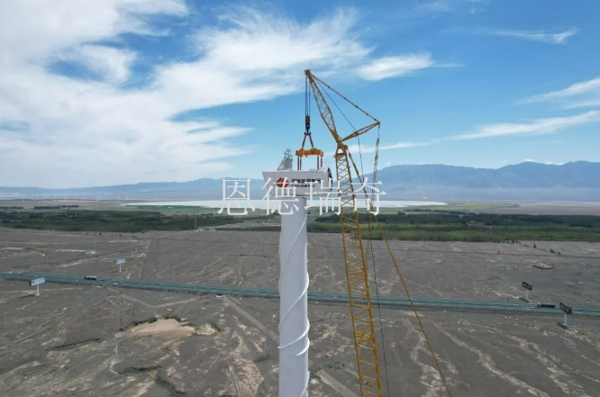 新疆首个“以大代小”风电项目首台机组吊装